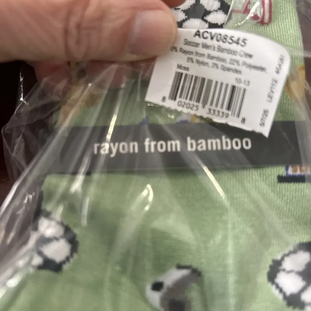 NWT! MeMoi Men’s Soccer Bamboo Crew Socks Size 10-13 Green White W/Soccer Theme